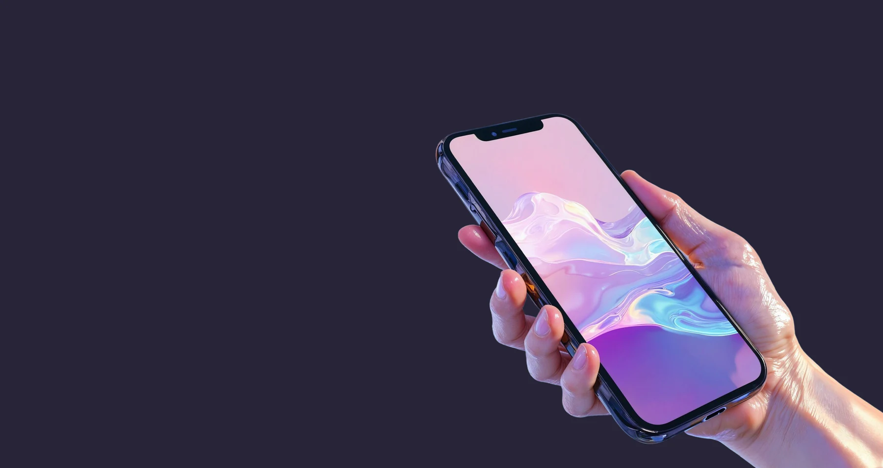 Рука держит iPhone с переливающейся заставкой на экране
